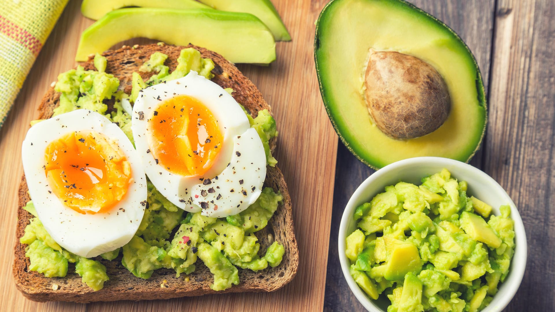 Avocado-Toast: Sie können ihn auch mit gekochten Eiern belegen.