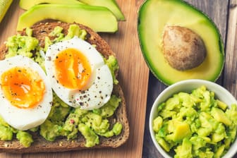 Avocado-Toast: Sie können ihn auch mit gekochten Eiern belegen.