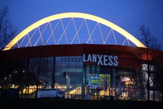 Die Kölner Lanxess Arena mit dem Eishockey- und dem Handball-Spiel an einem Abend doppelt belegt.