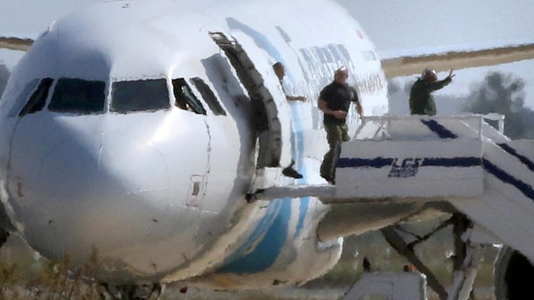 Mehrere Passagiere verlassen die entführte Maschine der Egyptair.