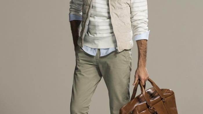 Klassische Chinos sind jedoch aus Khaki-farbenem Baumwoll-Twill.