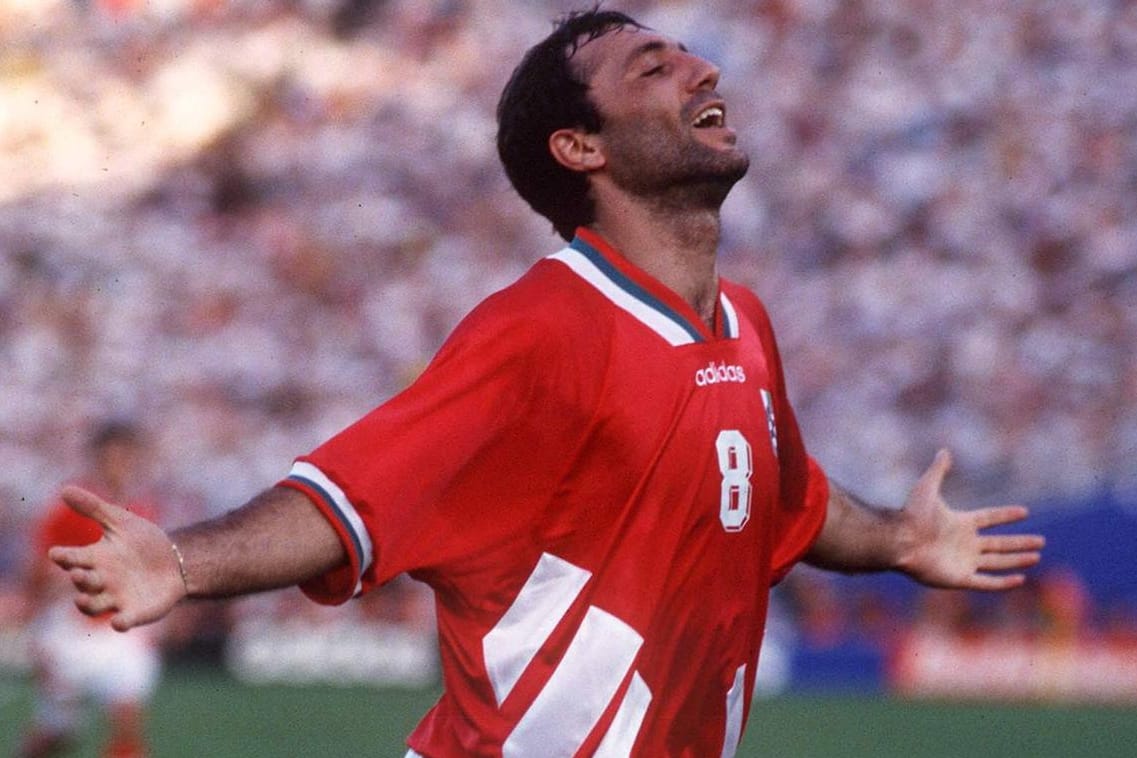 Denkmal-Pose: Hristo Stoitschkow nach dem 1:1 gegen Deutschland bei der WM 1994.