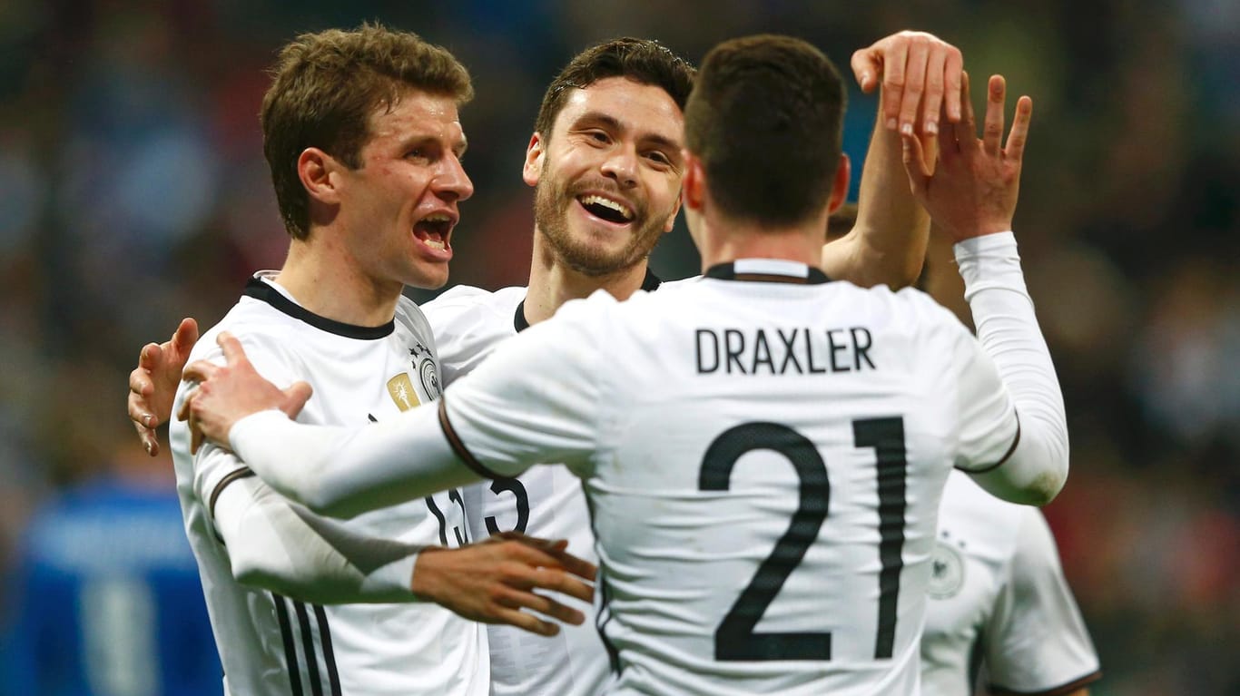 Thomas Müller, Jonas Hector und Julian Draxler (v.li.) feiern das 3:0.