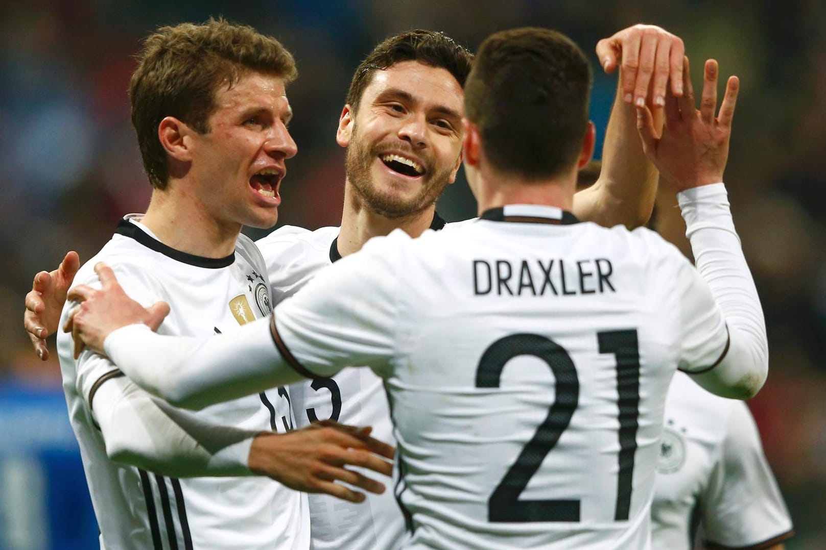 Thomas Müller, Jonas Hector und Julian Draxler (v.li.) feiern das 3:0.