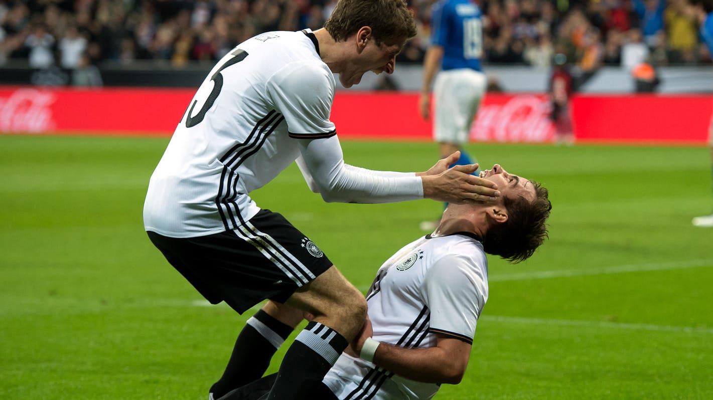 Jubel der besonderen Art: Thomas Müller (links) "watscht" Torschütze Mario Götze ab.