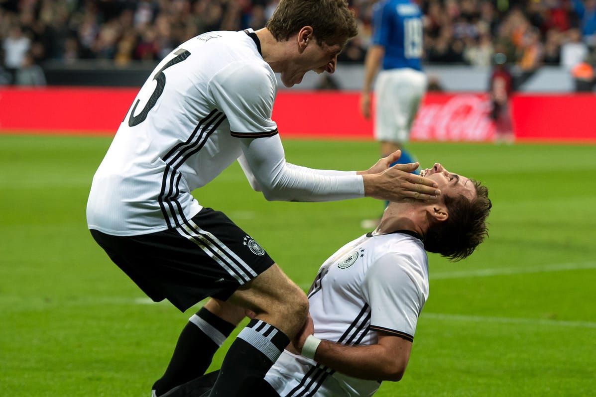 Jubel der besonderen Art: Thomas Müller (links) "watscht" Torschütze Mario Götze ab.