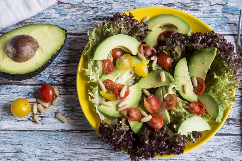 Avocados lassen sich für Ihren Salat auch gut zu einem Dressing verarbeiten.