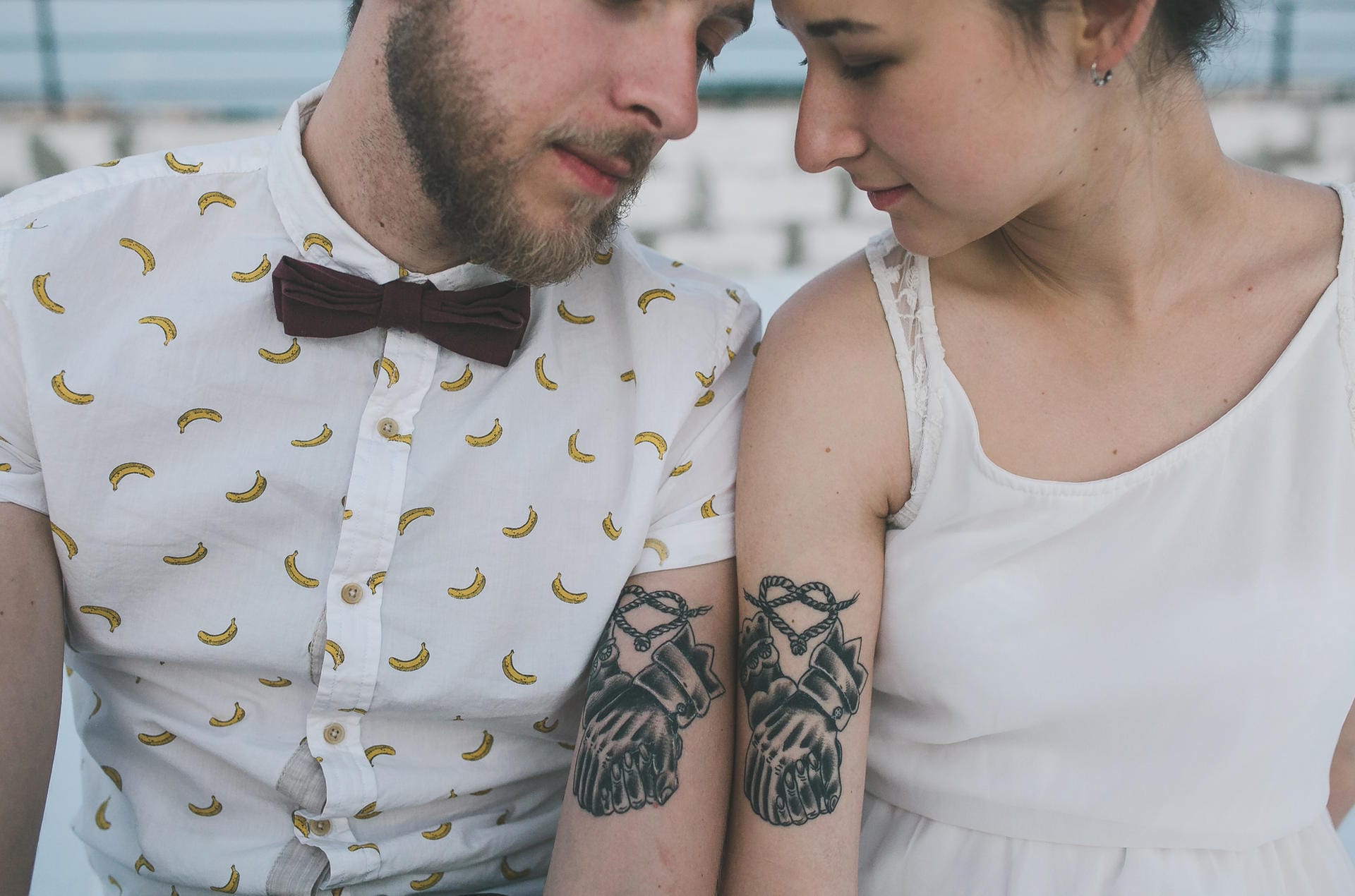 Mutiger Liebesbeweis: Ein Partner-Tattoo verbindet für immer, in guten wie in schlechten Zeiten. Tattoo-begeisterte Frauen schmelzen dahin.