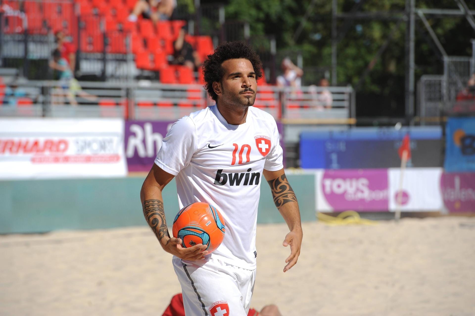 Der Schweizer Beach-Soccer-Star Stephan Meier trägt ausschließlich Maori-Tattoos.