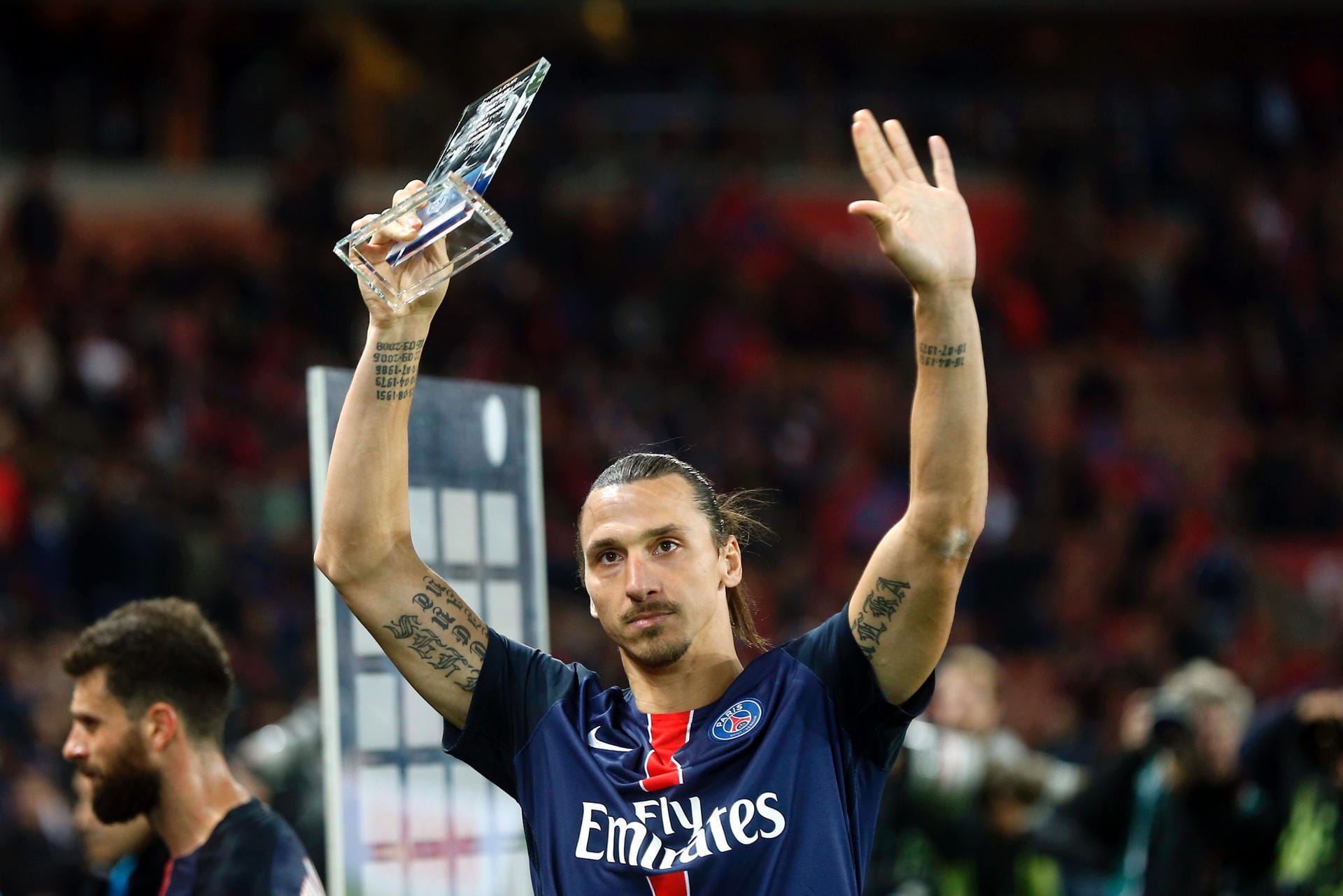Auch Zlatan Ibrahimovic hat unter seinen vielen Tattoos eines im Maori-Stil am rechten Arm - es soll ihn und seine Familie beschützen.