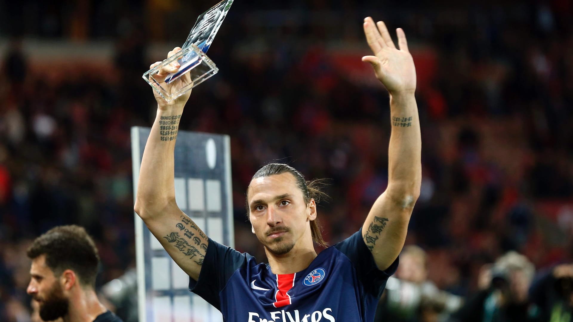 Auch Zlatan Ibrahimovic hat unter seinen vielen Tattoos eines im Maori-Stil am rechten Arm - es soll ihn und seine Familie beschützen.