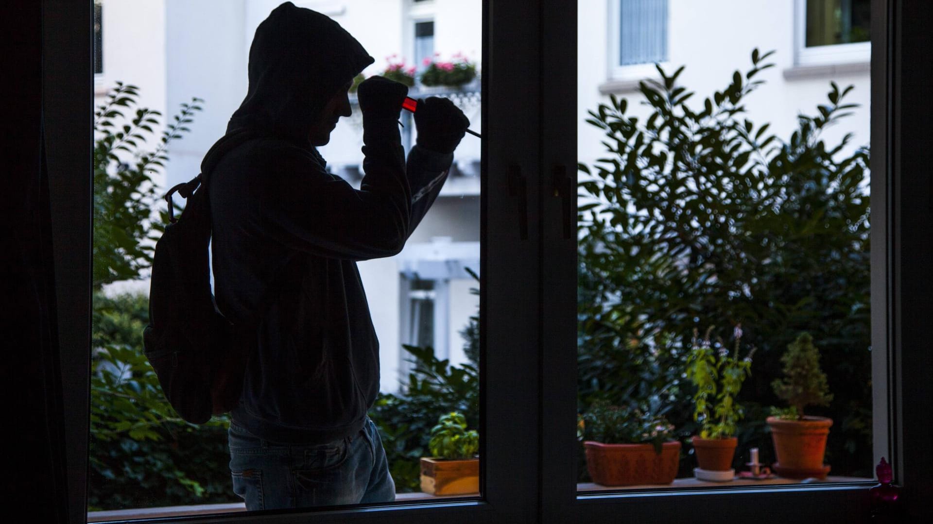 Zehn Sekunden, ein Schraubendreher und eine günstige Gelegenheit genügen einem Wohnungseinbrecher. Zehn Sekunden, ein Schraubendreher und eine günstige Gelegenheit genügen einem Wohnungseinbrecher.