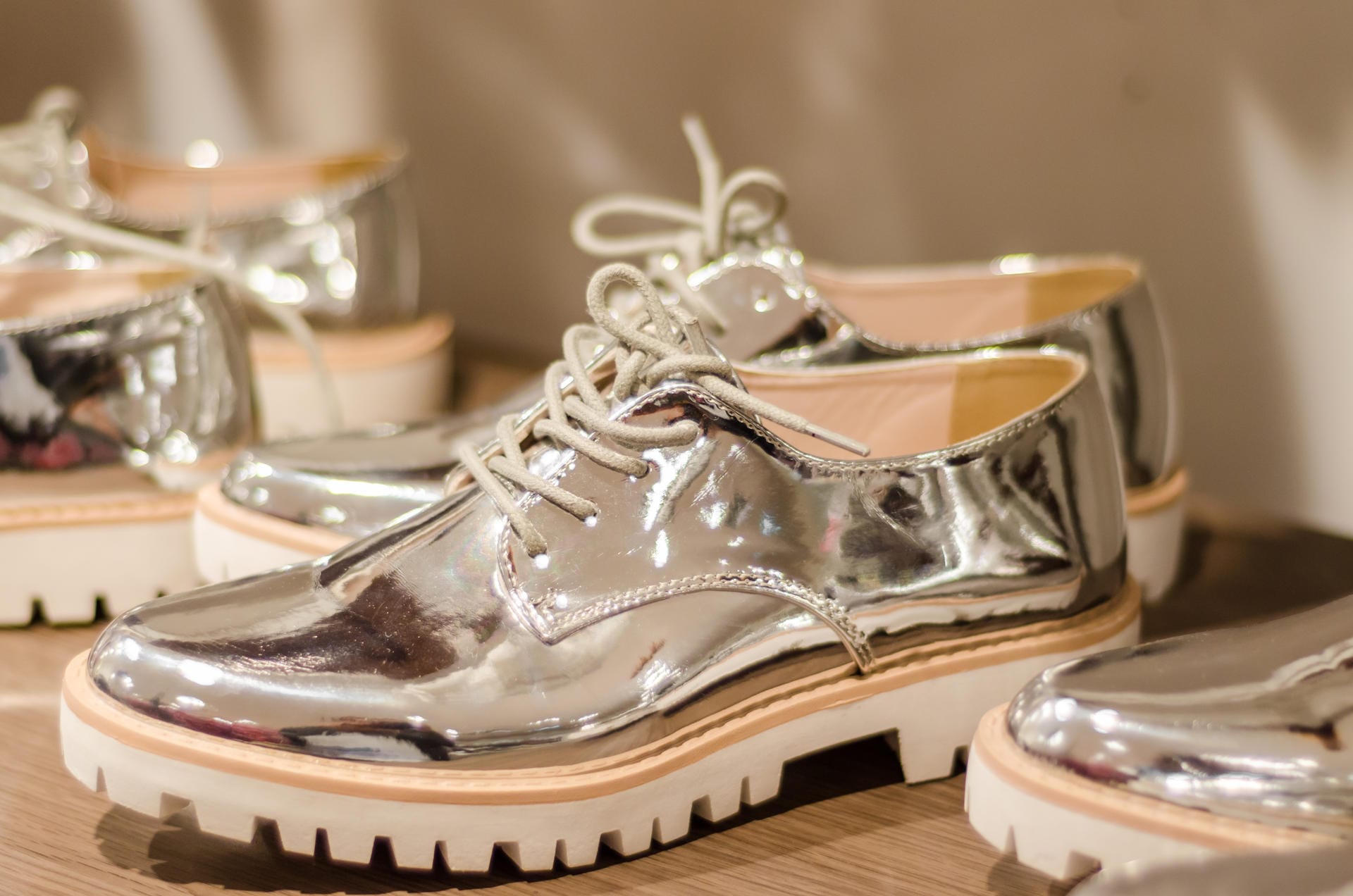 Nicht jeder Designer-Schuh, der gerade in Mode ist, gehört in Ihr Schuhregal. Frauen könnten denken, Sie machen bei jeder Modewelle mit und haben keinen eigenen Geschmack.