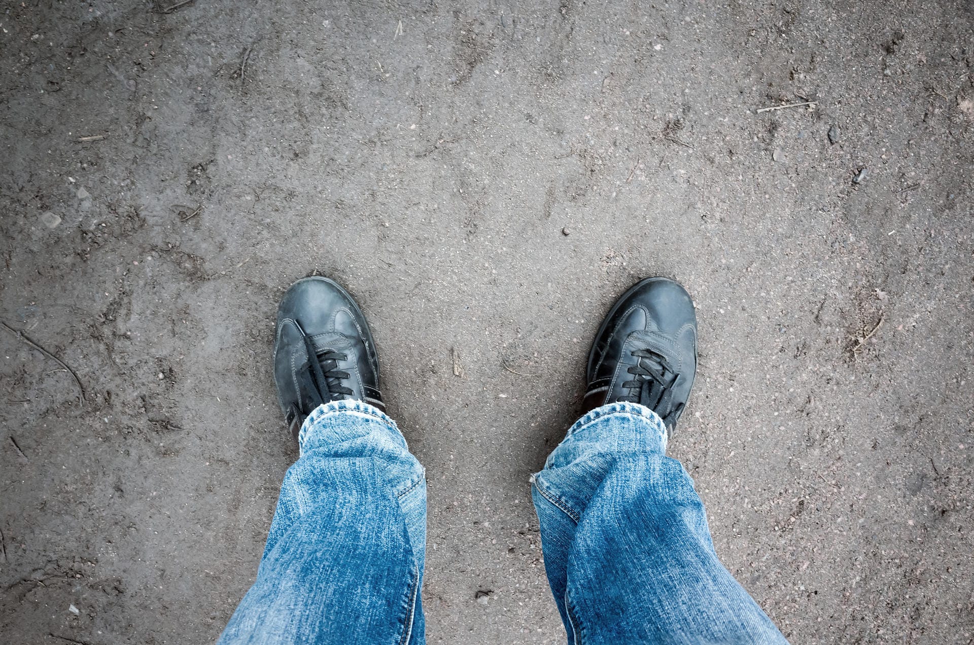 Grau und langweilig, so sehen Schuhe von Menschen aus, die Bindungsängste haben und denen ihre Wirkung auf andere wenig wichtig ist.