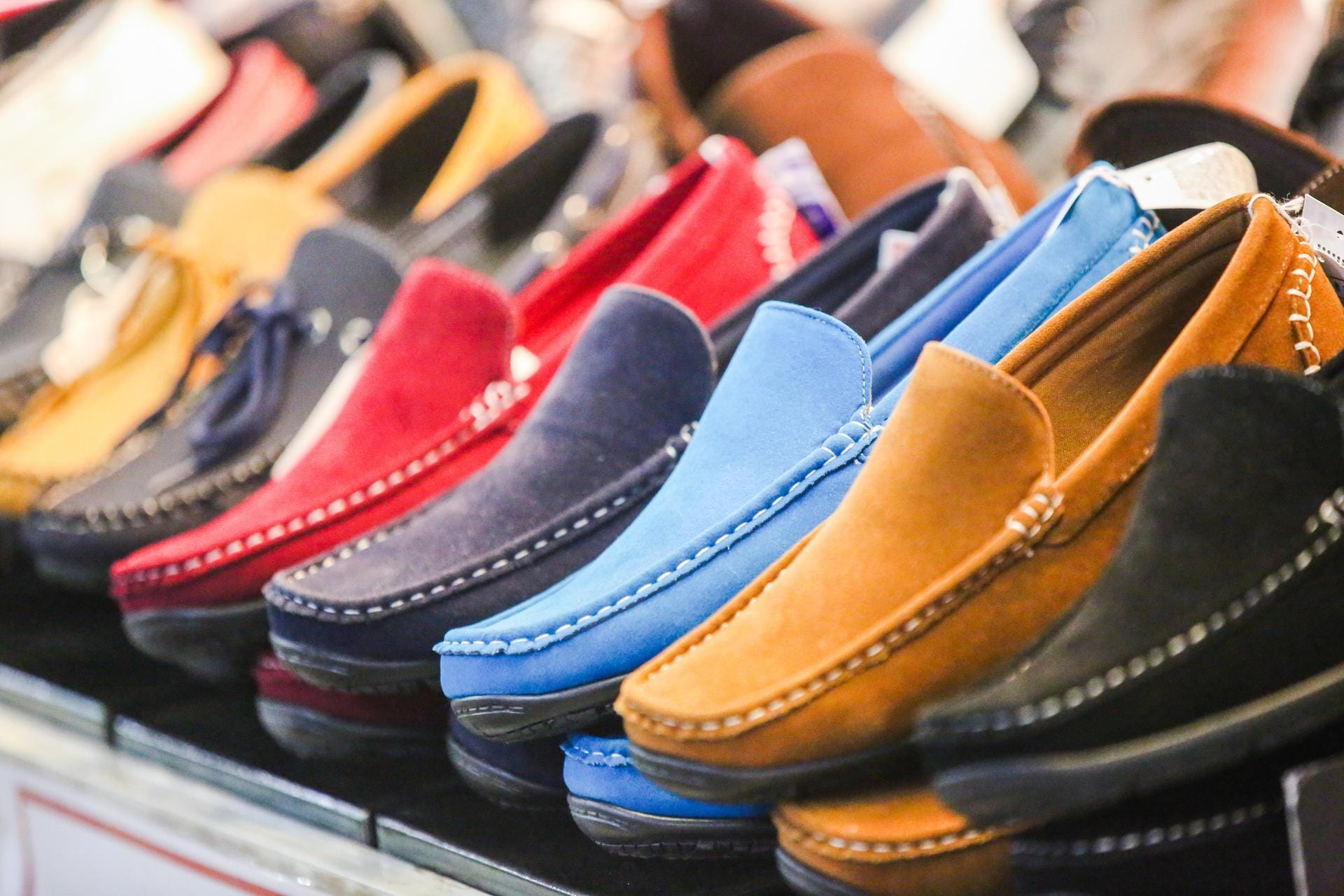 Ungewöhnliches Schuhwerk in knalligen Farben – für viele spricht das für einen geltungssüchtigen Charakter. Die Psychologen fanden heraus: Die Träger führen stabile Beziehungen und sind nicht besonders extrovertiert.