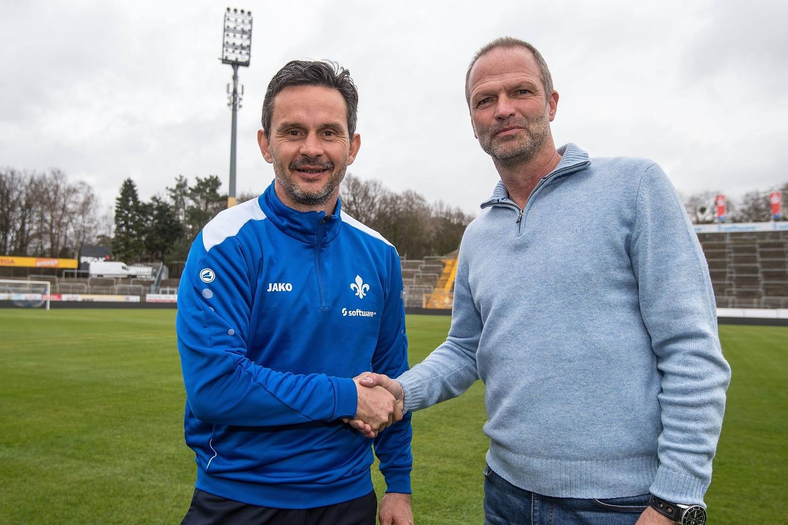 Lilien-Trainer Dirk Schuster (li.) holt Holger Fach ins Darmstädter Team.