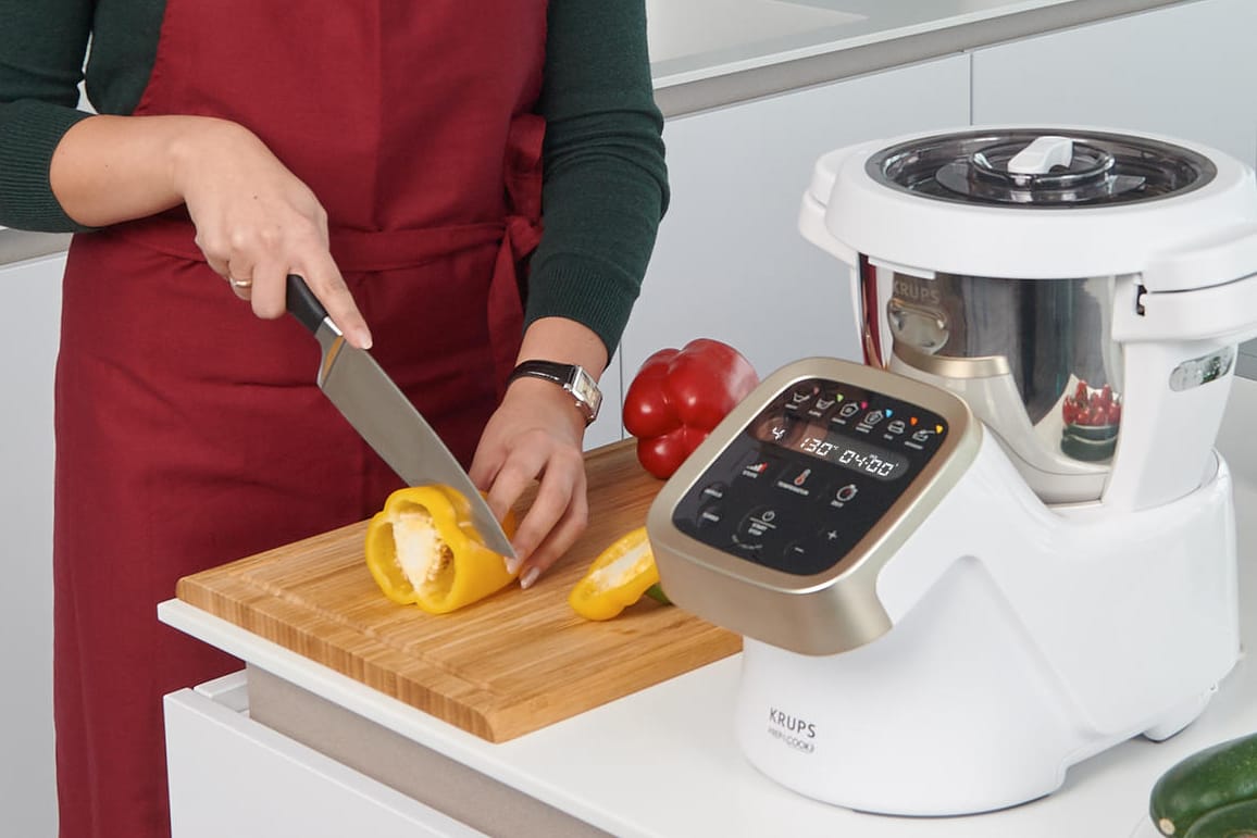 Die Krups "Prep & Cook" ist ähnlich kompakt wie der "Thermomix", bietet aber mehr Möglichkeiten.