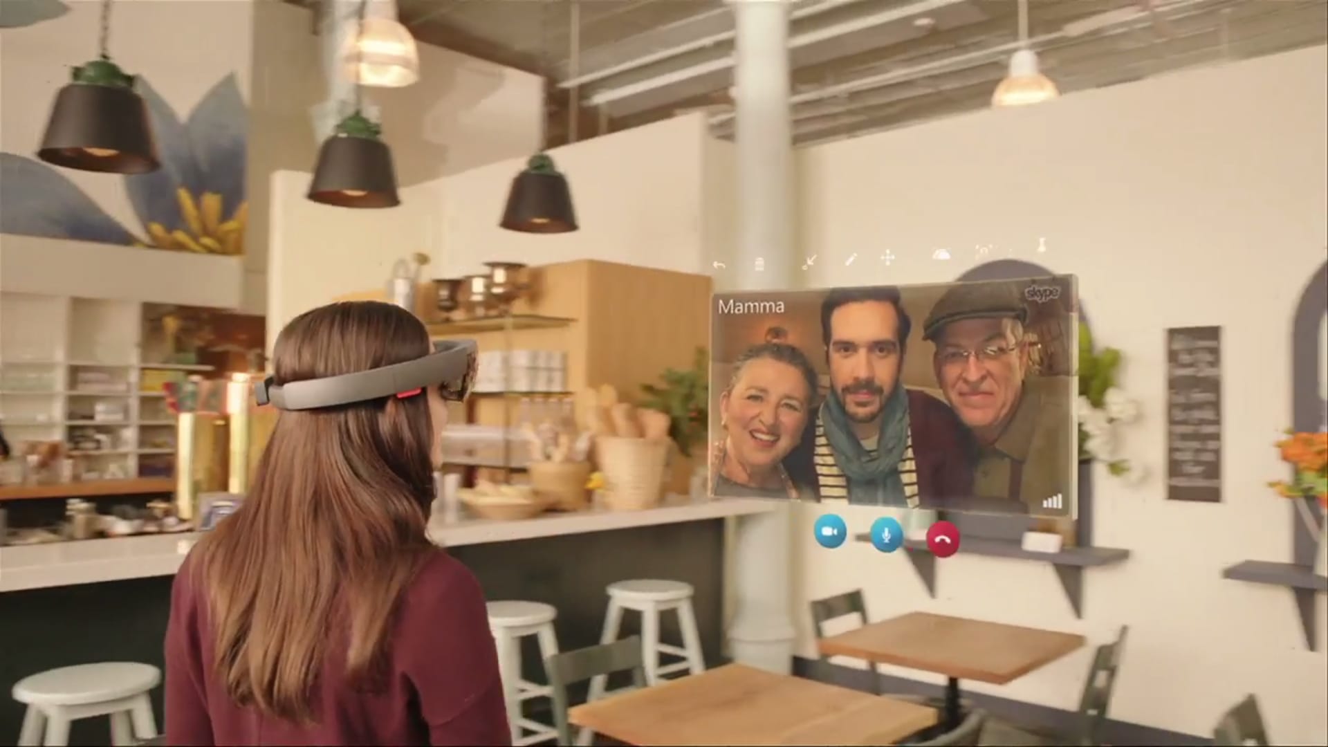Microsoft bringt auch Skype auf die HoloLense-Brille, sodass damit auch kommuniziert werden kann.