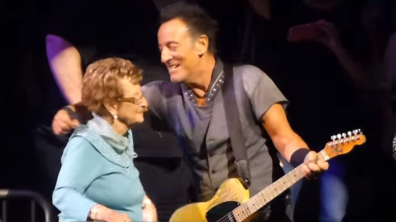 Bruce Springsteen tanzt im Madison Square Garden mit seiner Mutter Adele.