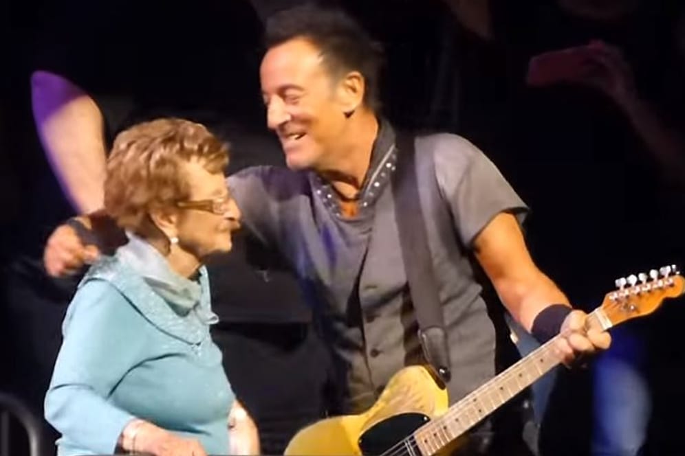Bruce Springsteen tanzt im Madison Square Garden mit seiner Mutter Adele.