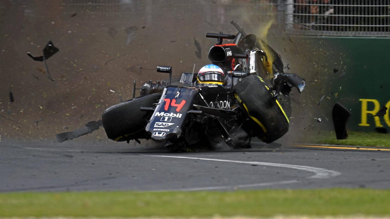 Wie durch ein Wunder hat Fernando Alonso den Horror-Crash in Melbourne weitestgehend unverletzt überstanden.