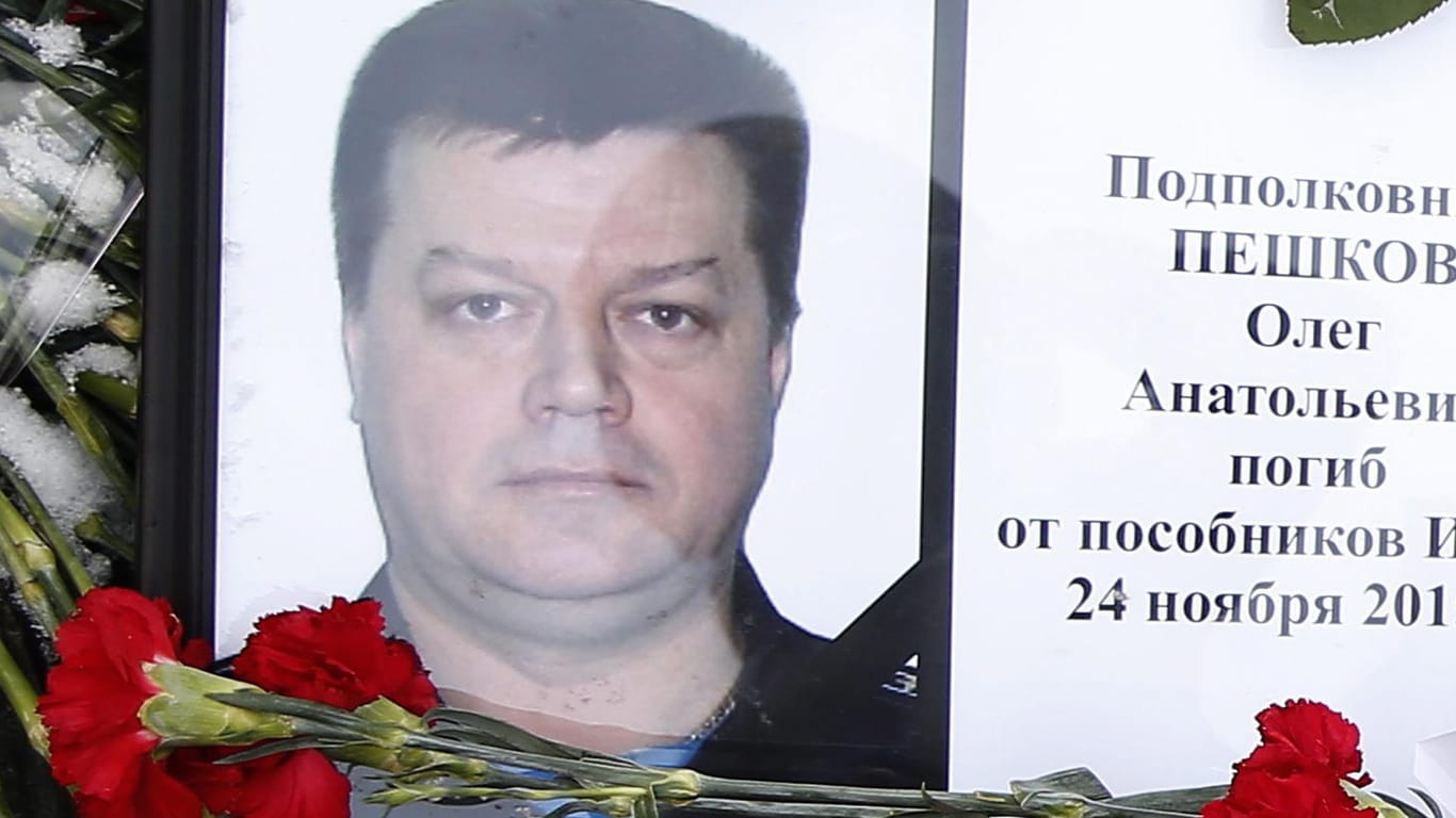 Nach dem Abschuss und der Ermordung des russischen Piloten Oleg Peschkow wurden vor dem russischen Verteidigungsministerium Blumen abgelegt.