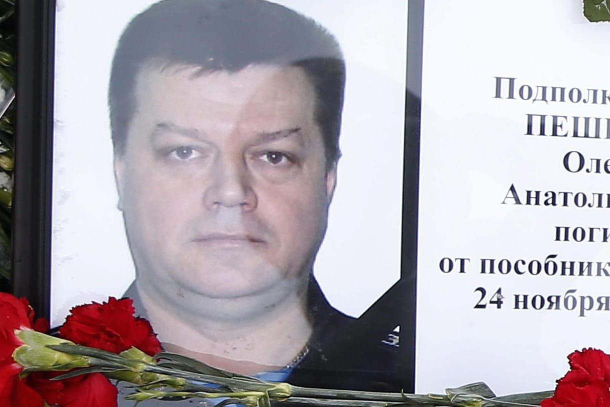 Nach dem Abschuss und der Ermordung des russischen Piloten Oleg Peschkow wurden vor dem russischen Verteidigungsministerium Blumen abgelegt.