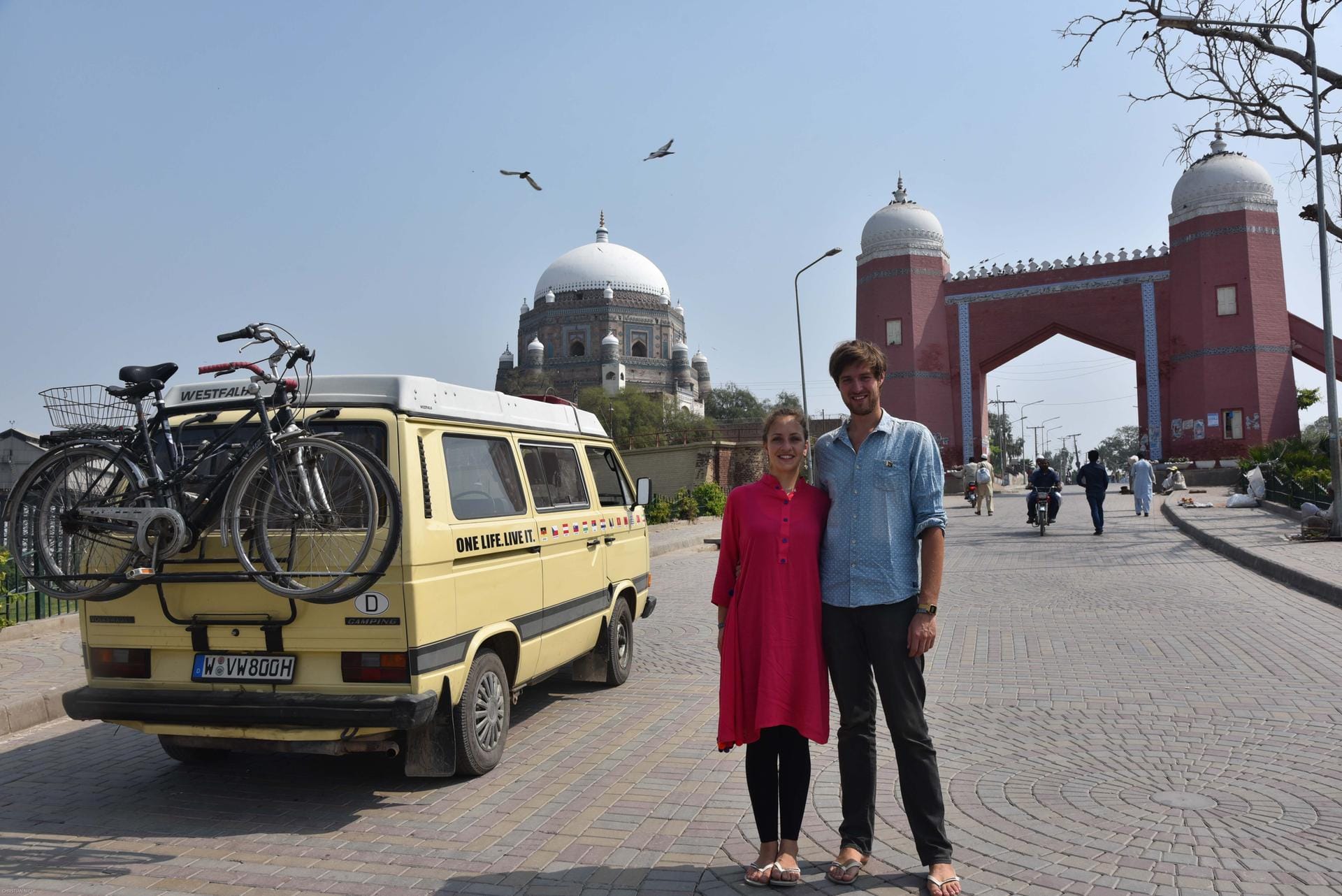 Das Paar ist mit dem Camper auf Weltreise. Pakistan sollte eigentlich nur Durchgangsstation sein, doch die beiden sind schon sechs Wochen da - und planen drei weitere.