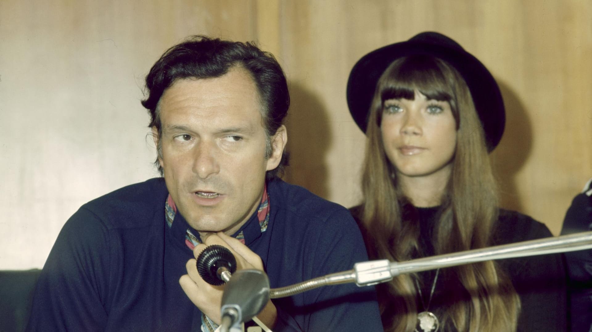 Hugh Hefner mit Barbi Benton.