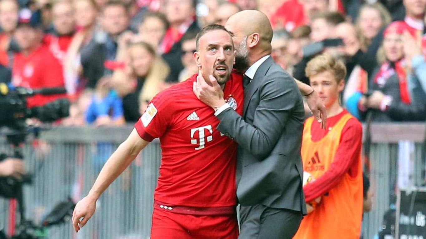 Franck Ribery (li.) und Trainer Pep Guardiola bejubeln das 1:0 gegen Frankfurt.