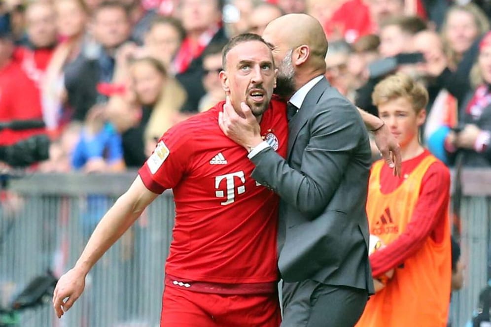 Franck Ribery (li.) und Trainer Pep Guardiola bejubeln das 1:0 gegen Frankfurt.