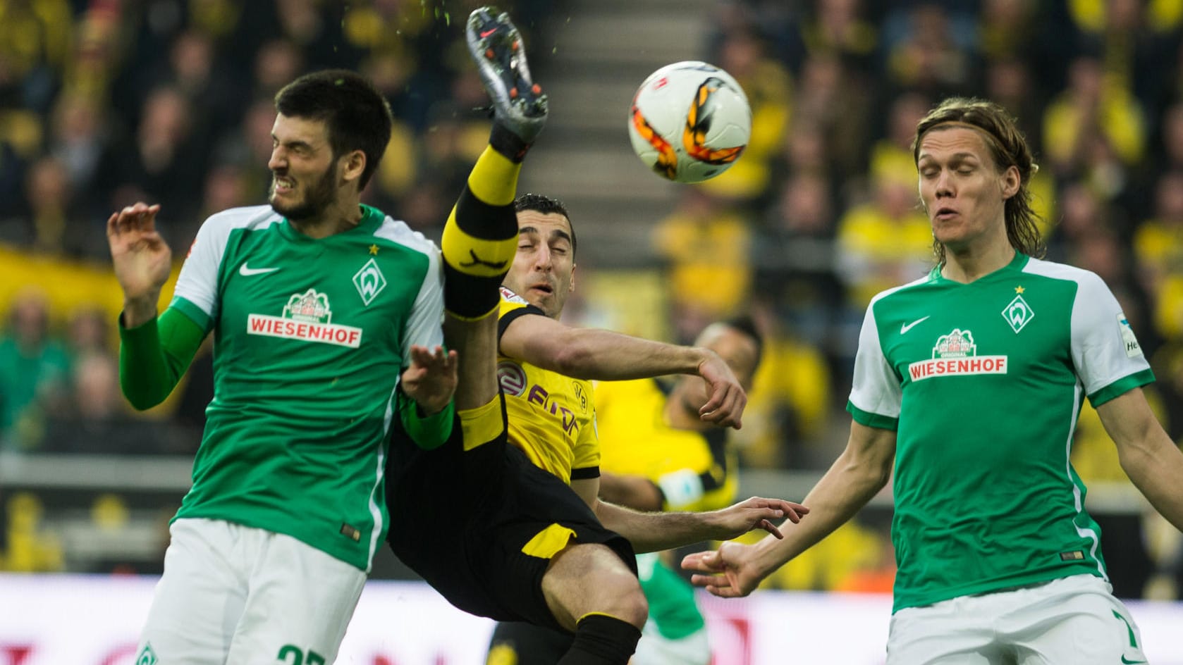Dortmunds Mkhitaryan (Mitte) wird von Werders Grillitsch (li.) und Vestergaard umzingelt. Dortmunds Mkhitaryan (Mitte) wird von Werders Grillitsch (li.) und Vestergaard umzingelt.