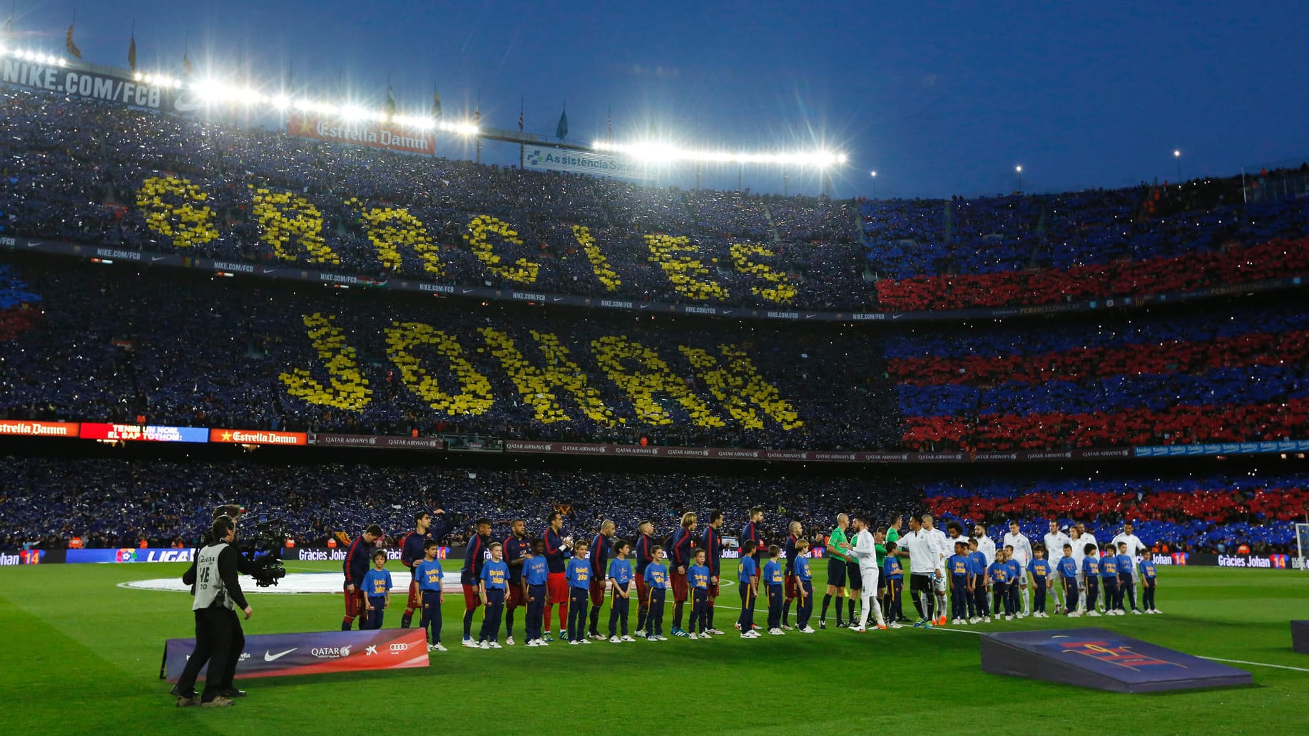 Mit einer riesigen Choreografie gedachten die Fans ihrer Klub-Legende Johan Cruyff. Mit einer riesigen Choreografie gedachten die Fans ihrer Klub-Legende Johan Cruyff.