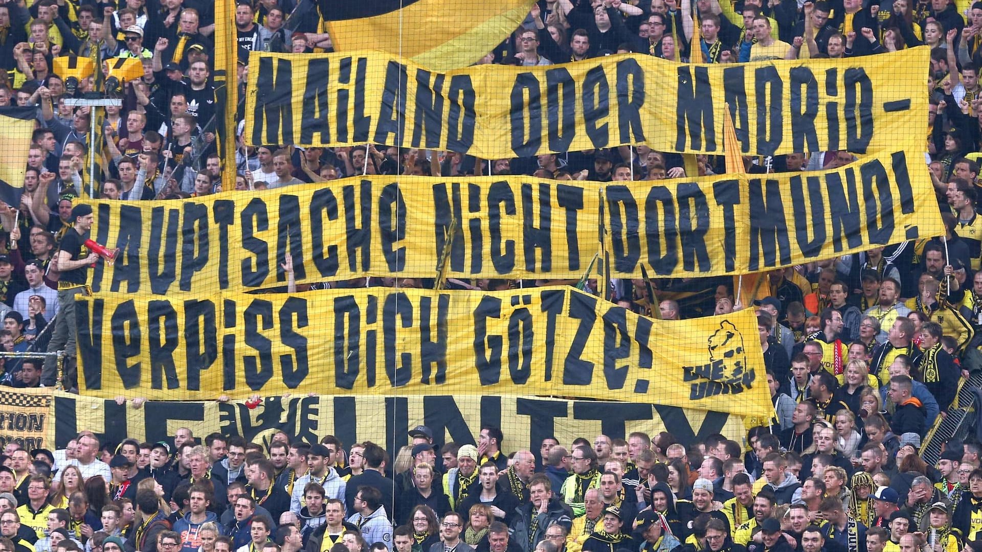 Eindeutige Botschaft einiger BVB-Fans in Richtung Mario Götze. Eindeutige Botschaft einiger BVB-Fans in Richtung Mario Götze.