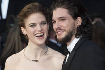 Rose Leslie und Kit Harington machen ihre Beziehung bei den Olivier Awards in London offiziell.