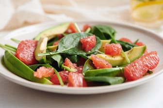 Weniger ist mehr: Avocado und Grapefruit sind die beiden Hauptkomponenten in diesem Salat.