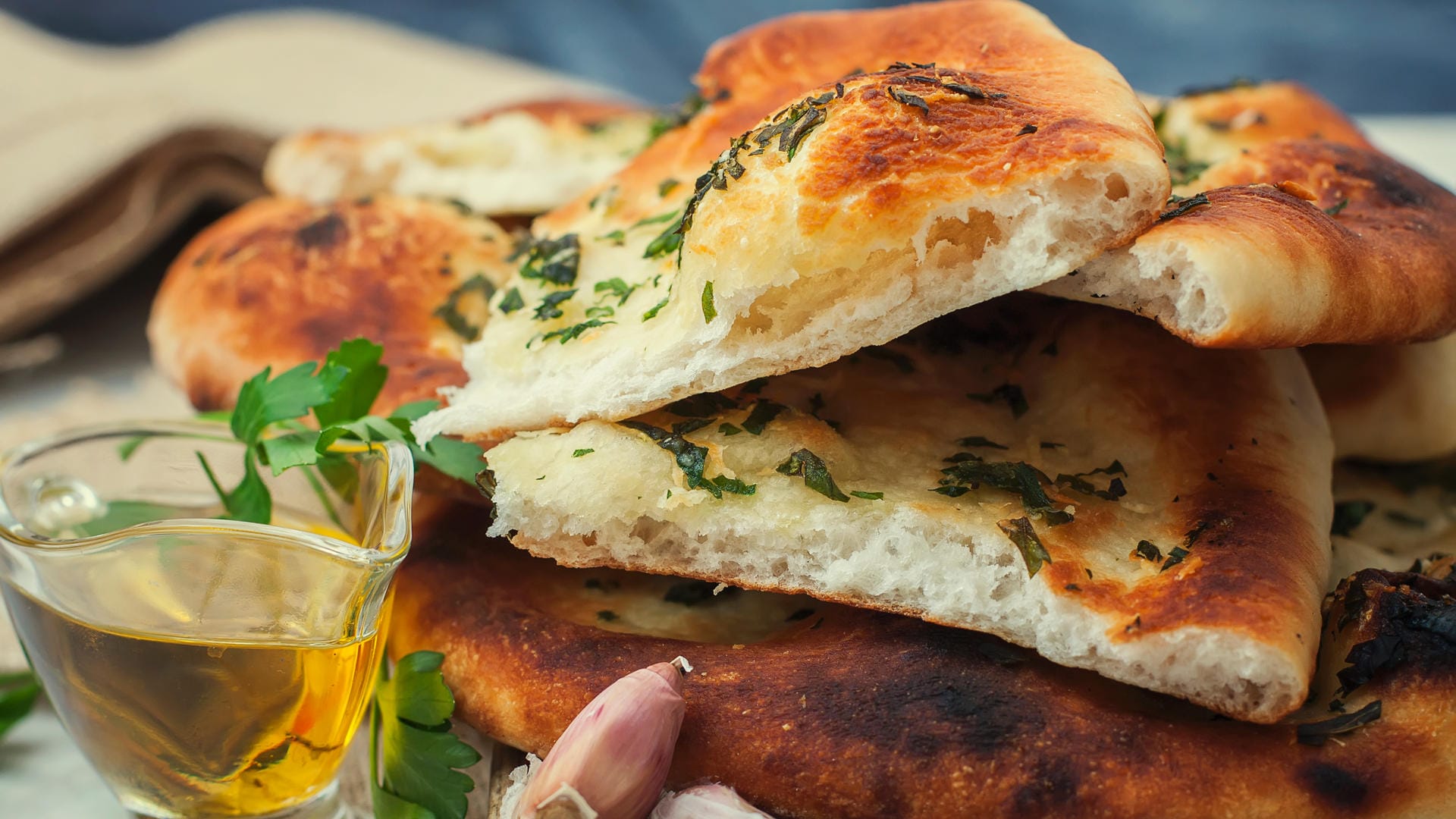 Selbstgebackenes Brot ist die ideale Beilage zum Grillen.