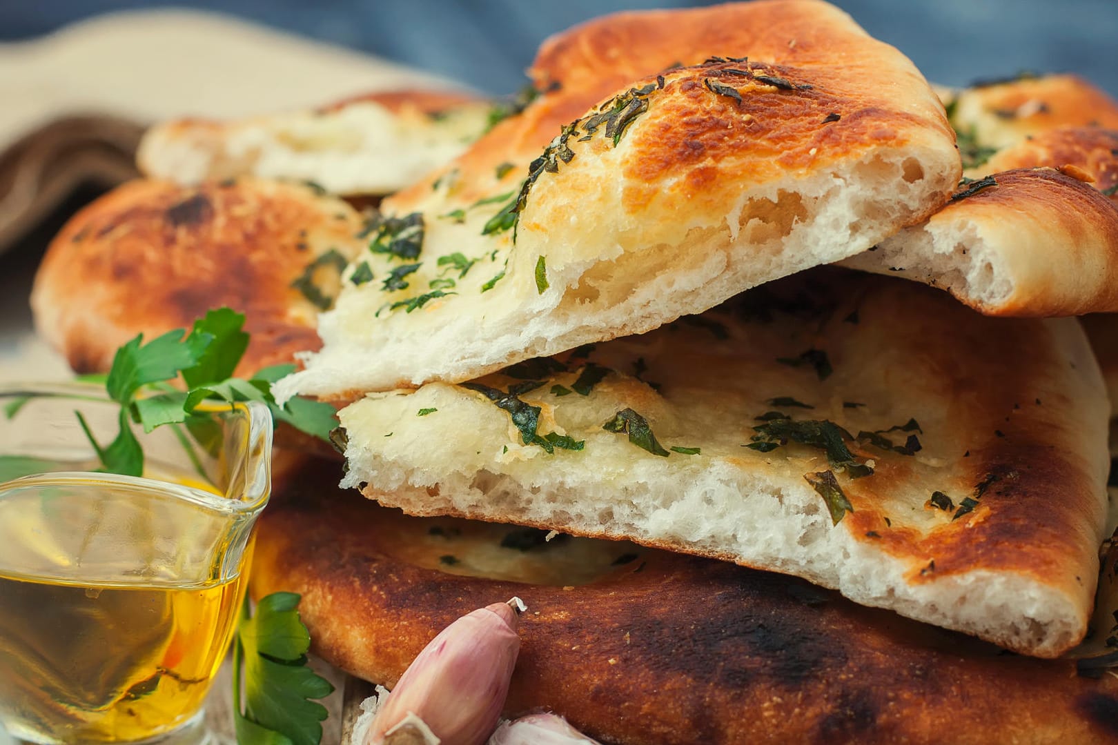 Selbstgebackenes Brot ist die ideale Beilage zum Grillen.