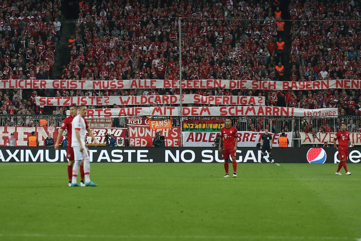 Eines von mehreren Plakaten, das die Bayern-Fans im Spiel gegen Benfica präsentierten.