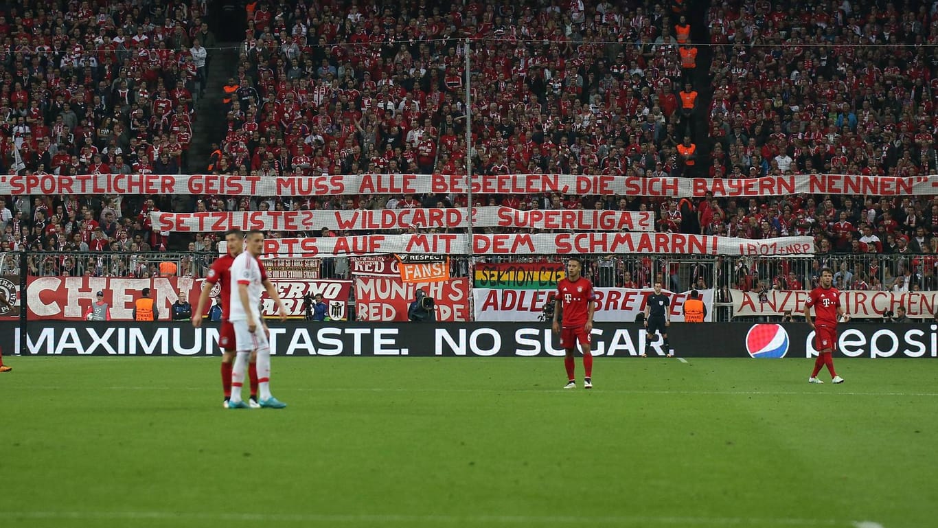 Eines von mehreren Plakaten, das die Bayern-Fans im Spiel gegen Benfica präsentierten.