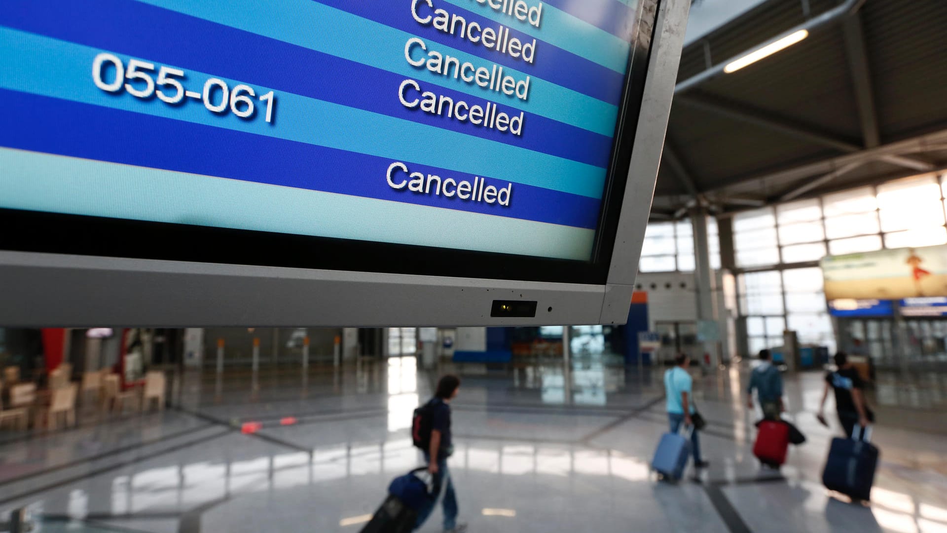 Die Anzeigetafel am Athener Flughafen zeigt stornierte Flüge an. Auch am Donnerstag wird der Flugverkehr stillstehen.