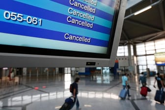 Die Anzeigetafel am Athener Flughafen zeigt stornierte Flüge an. Auch am Donnerstag wird der Flugverkehr stillstehen.