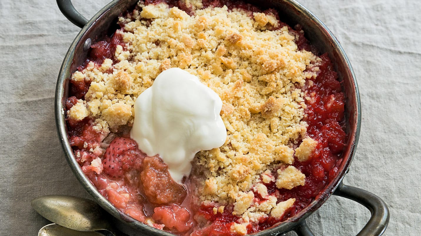 Ein Genuss im Frühling: Crumble mit Erdbeeren und Rhabarber.