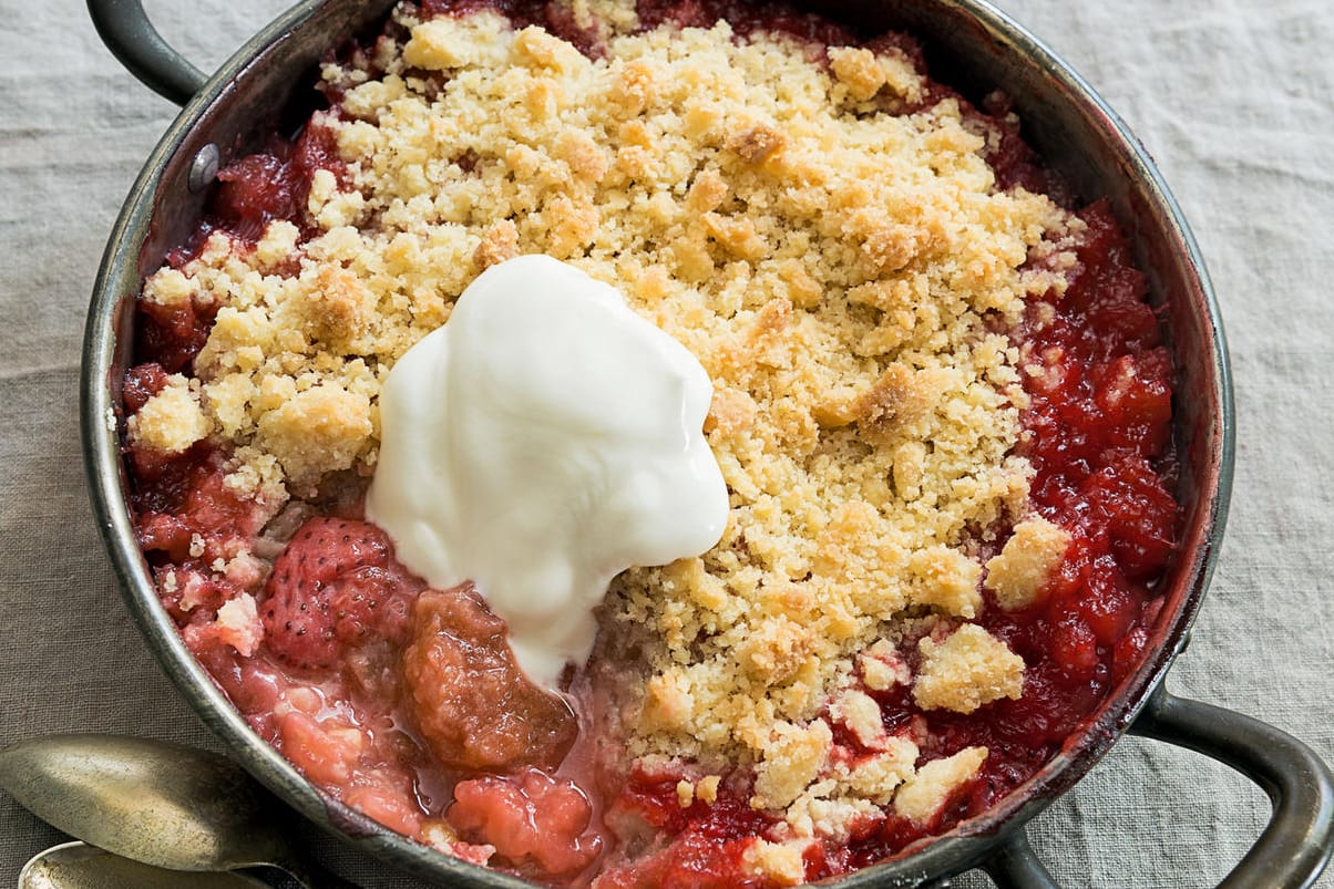 Ein Genuss im Frühling: Crumble mit Erdbeeren und Rhabarber.