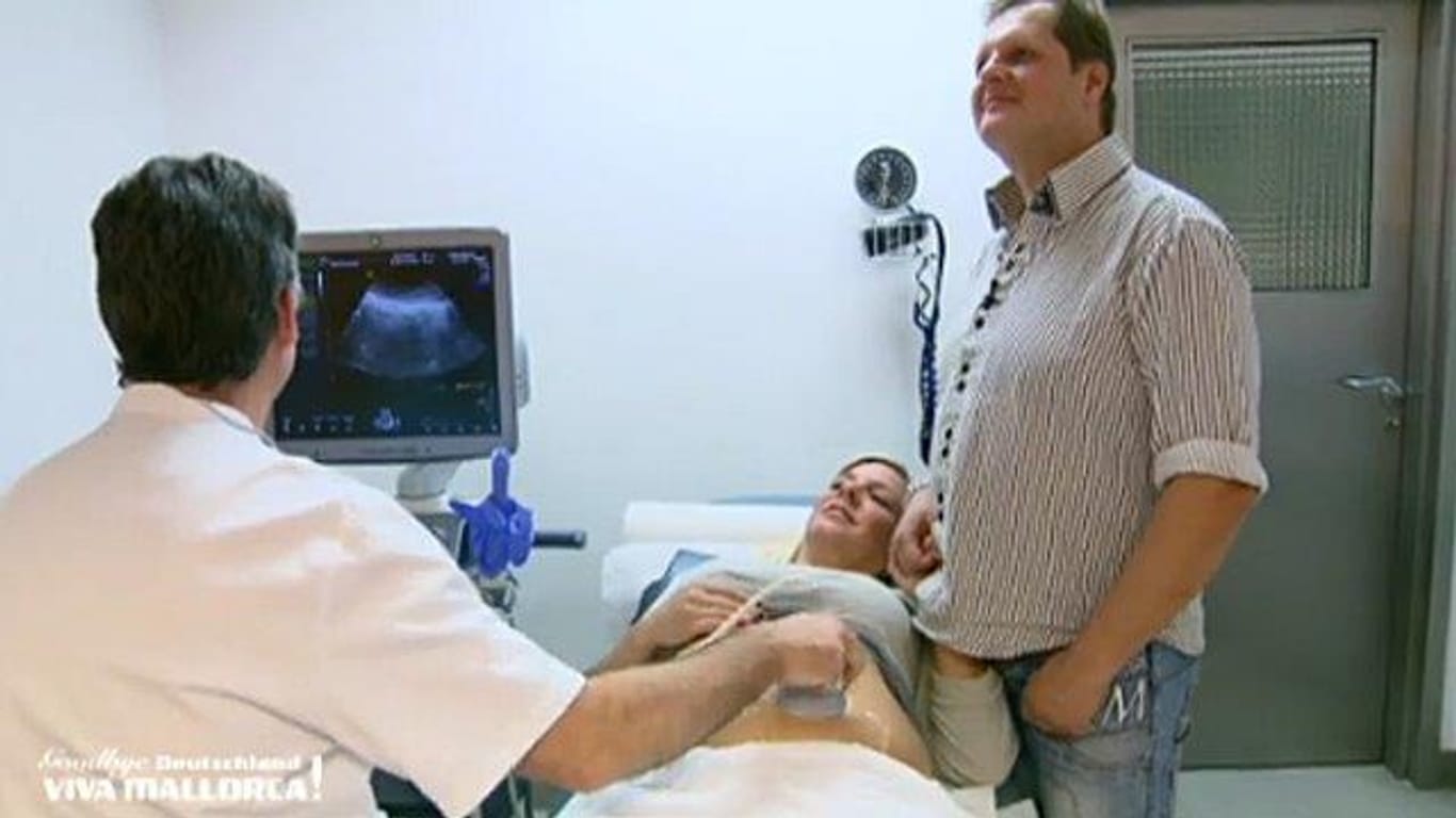 Neugierig blicken Jens und Daniela auf den Ultraschall-Monitor, auf dem ihre Zwillinge zu sehen sind.