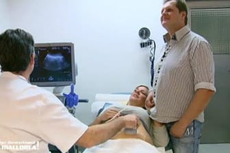 Neugierig blicken Jens und Daniela auf den Ultraschall-Monitor, auf dem ihre Zwillinge zu sehen sind.