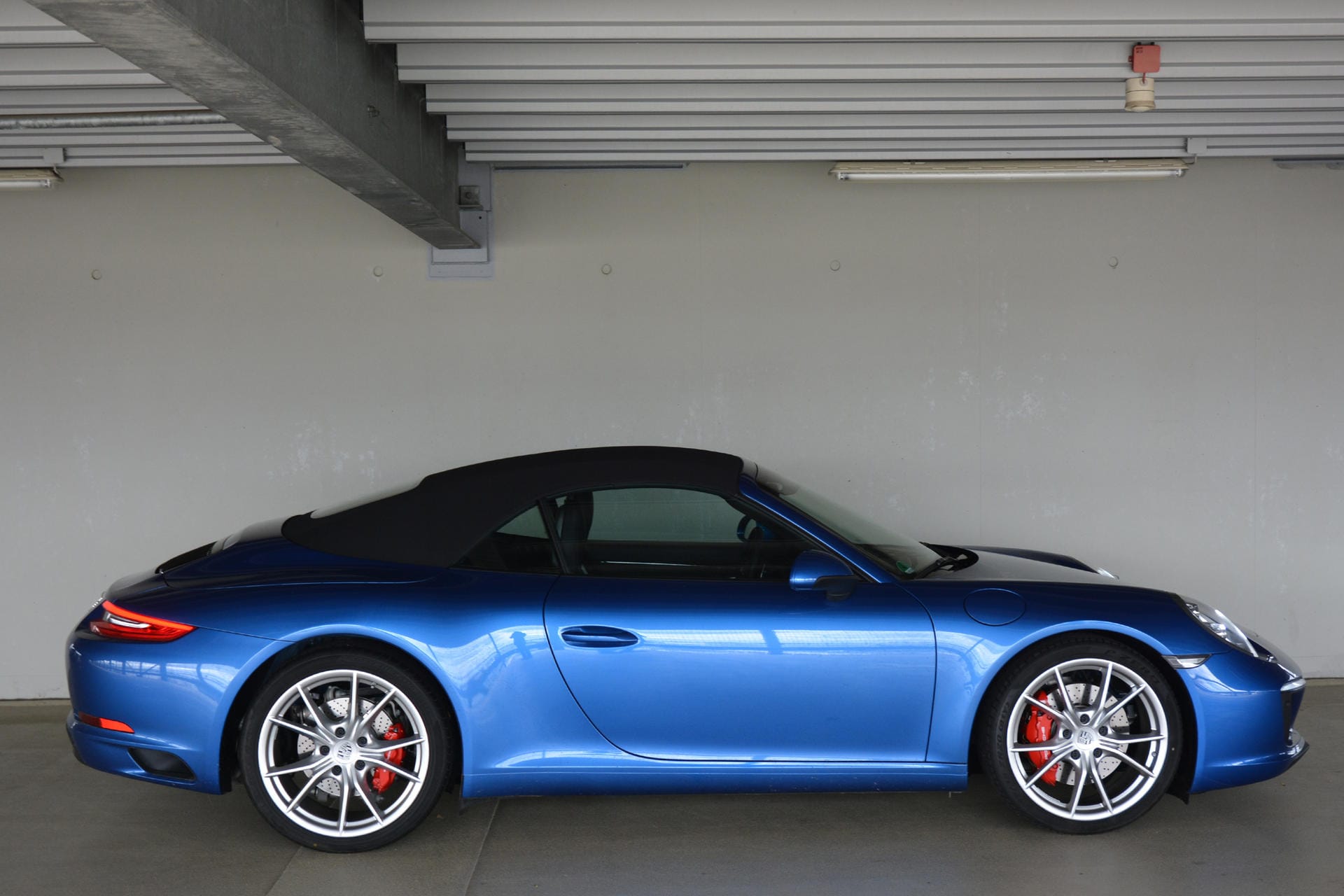 Drei Liter Hubraum, zwei Turbolader, 420 PS stark und eine Top-Speed von 304 km/h: das Porsche 911 Carrera S Cabriolet.
