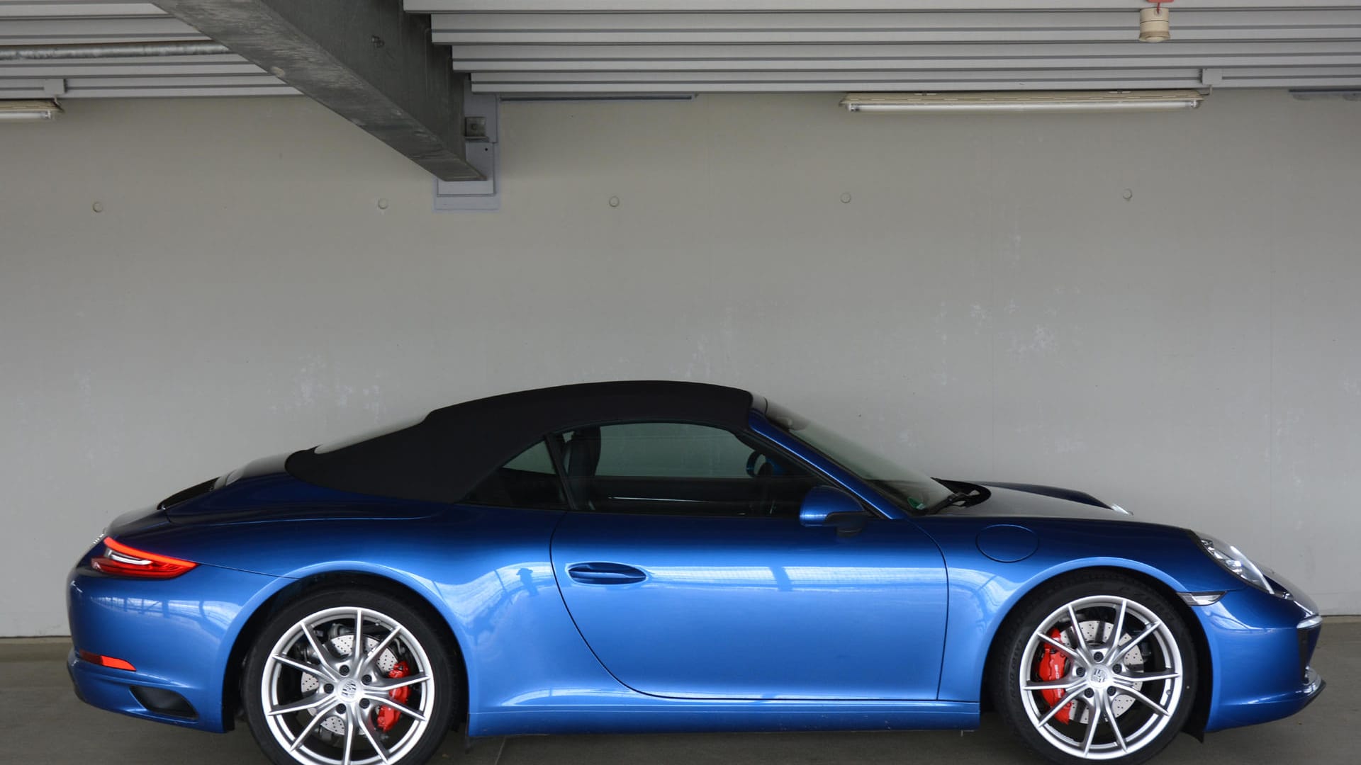 Drei Liter Hubraum, zwei Turbolader, 420 PS stark und eine Top-Speed von 304 km/h: das Porsche 911 Carrera S Cabriolet.