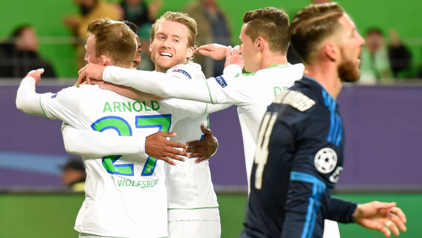 Wolfsburgs Maximilian Arnold (li.) wird nach seinem Treffer zum 2:0 von seinen Mitspielern gefeiert.