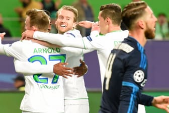 Wolfsburgs Maximilian Arnold (li.) wird nach seinem Treffer zum 2:0 von seinen Mitspielern gefeiert.
